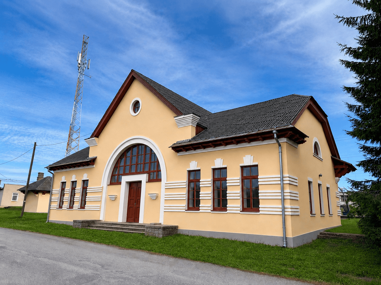 Restaureerimiskavand rööbaste poolt: taastatud katus ja korstnad, algse jaotusega aknaraamid, korrastatud perroon.